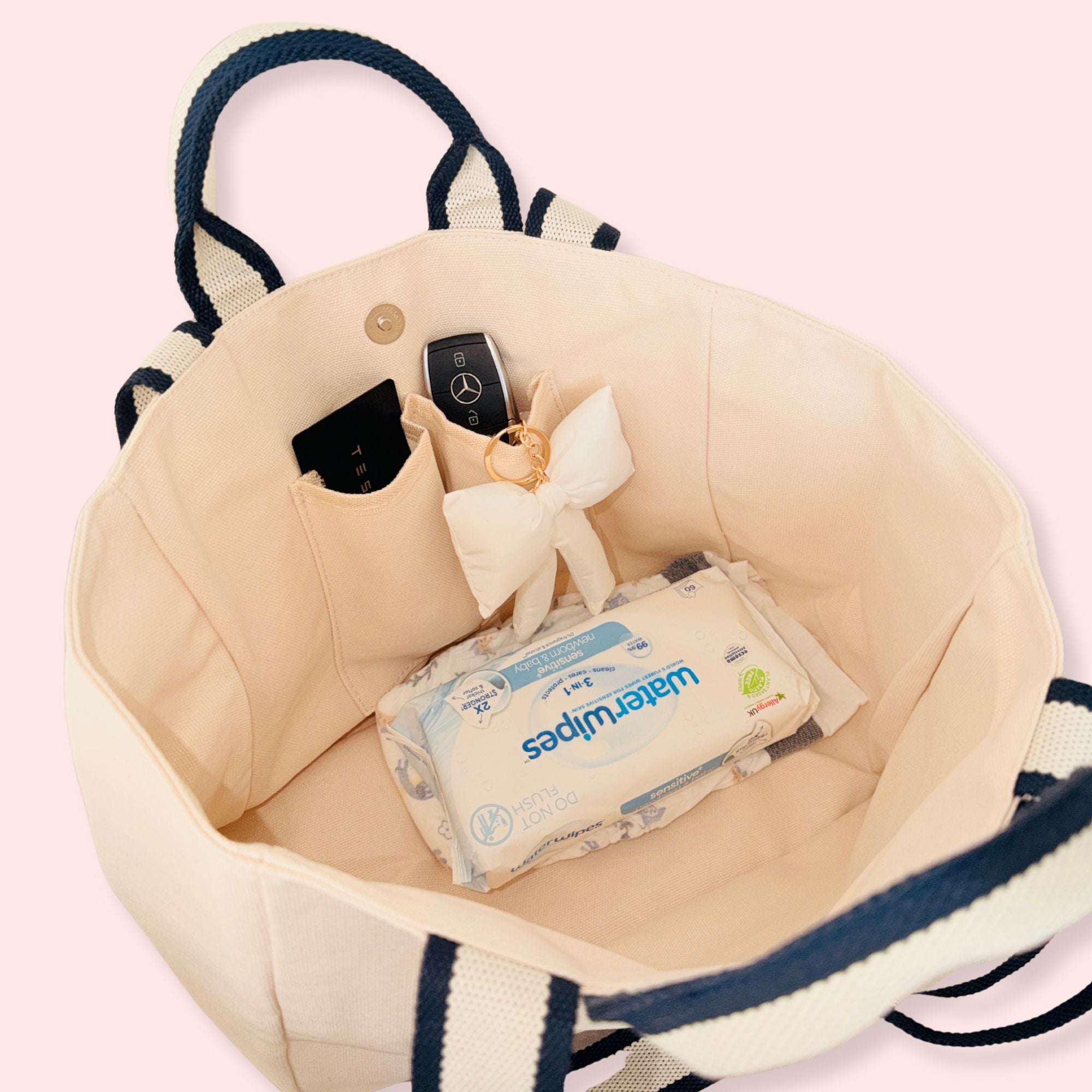 Canvas tote bag interior with two inside pockets and magnetic closure